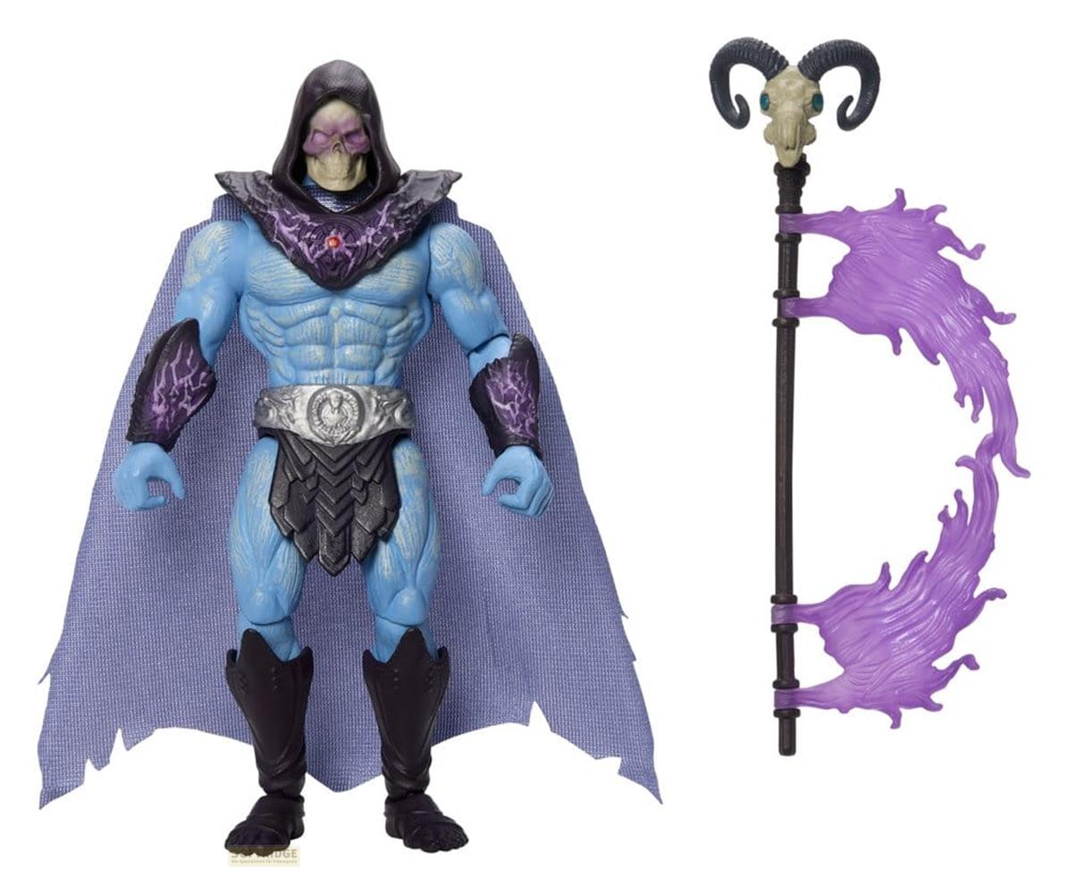 Figura de acción de Skeletor con cuerpo azul, capa, armadura y un bastón con cráneo de carnero.