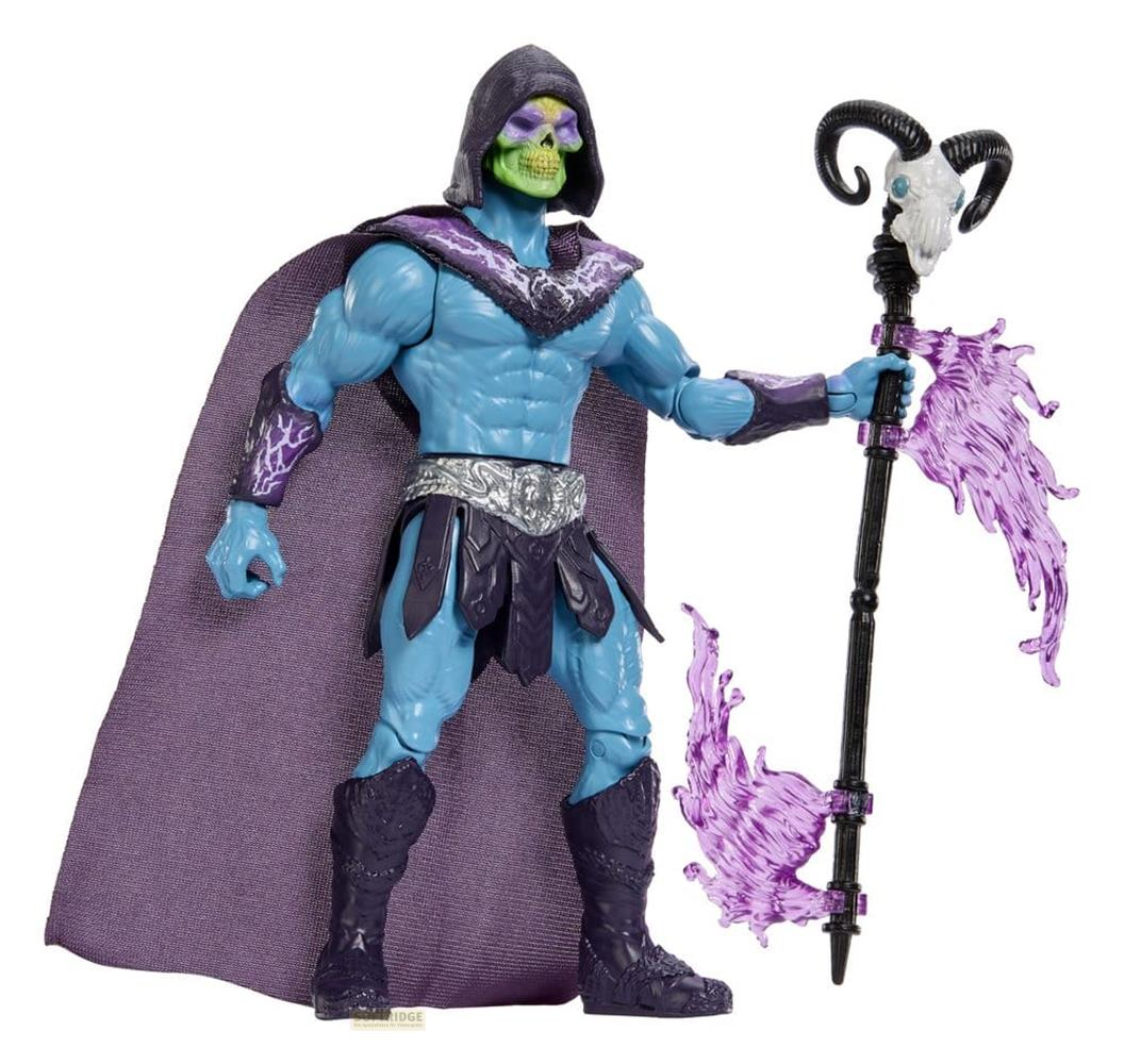 Figura de acción de Skeletor de piel azul con capa morada, sosteniendo un báculo con una calavera de carnero.