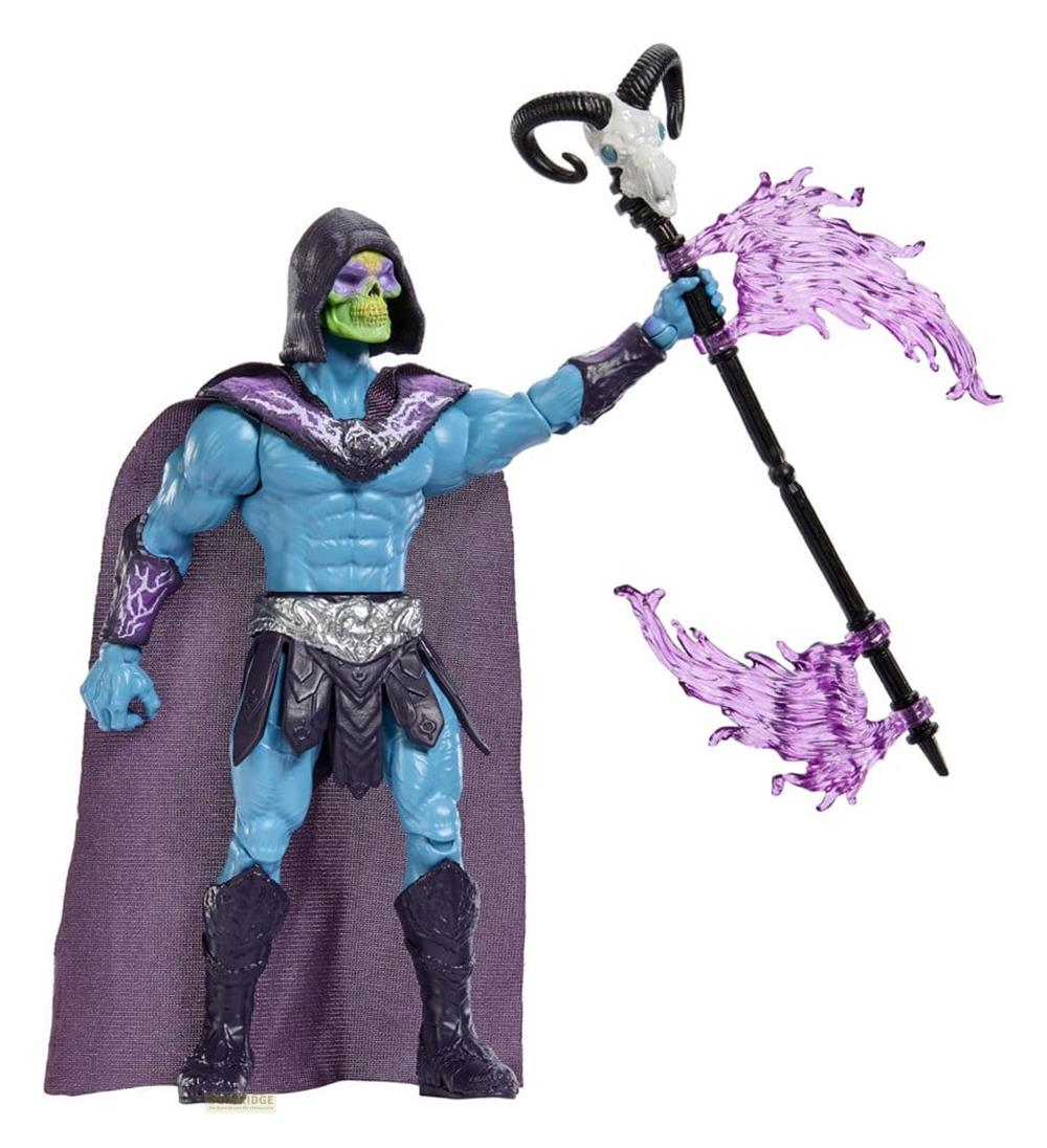 Figura de acción de Skeletor con cuerpo azul, cabeza de calavera verde, capa morada y bastón.