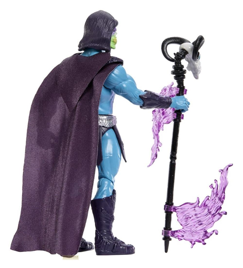 Figura de acción de Skeletor azul con capa morada y bastón de carnero.