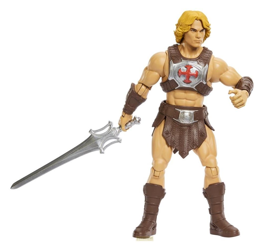 Figura de acción rubia y musculosa con armadura marrón, cruz roja y espada plateada sobre fondo blanco.