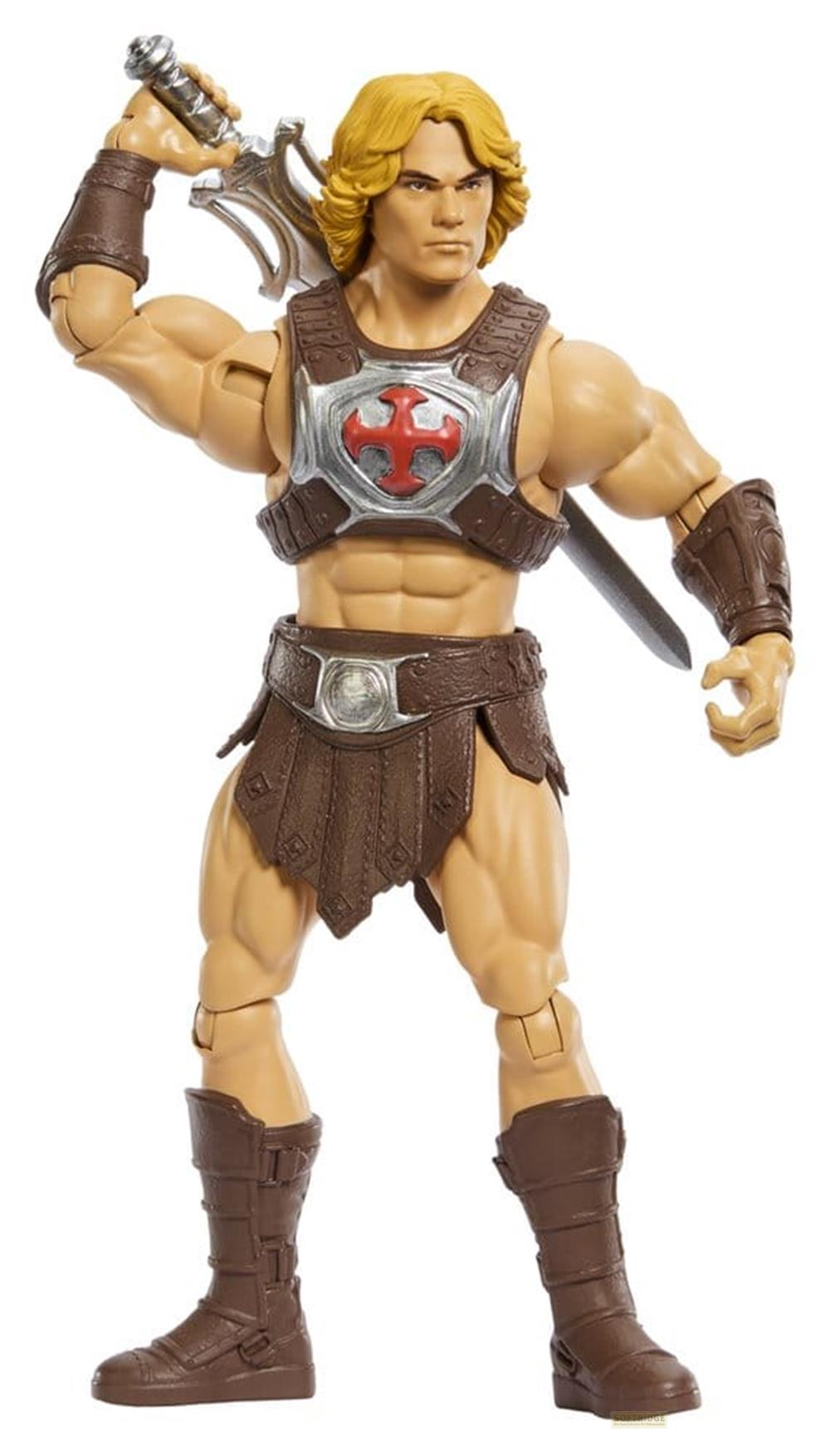 Figura de acción musculosa de He-Man con cabello rubio, armadura marrón y espada plateada sobre fondo blanco.
