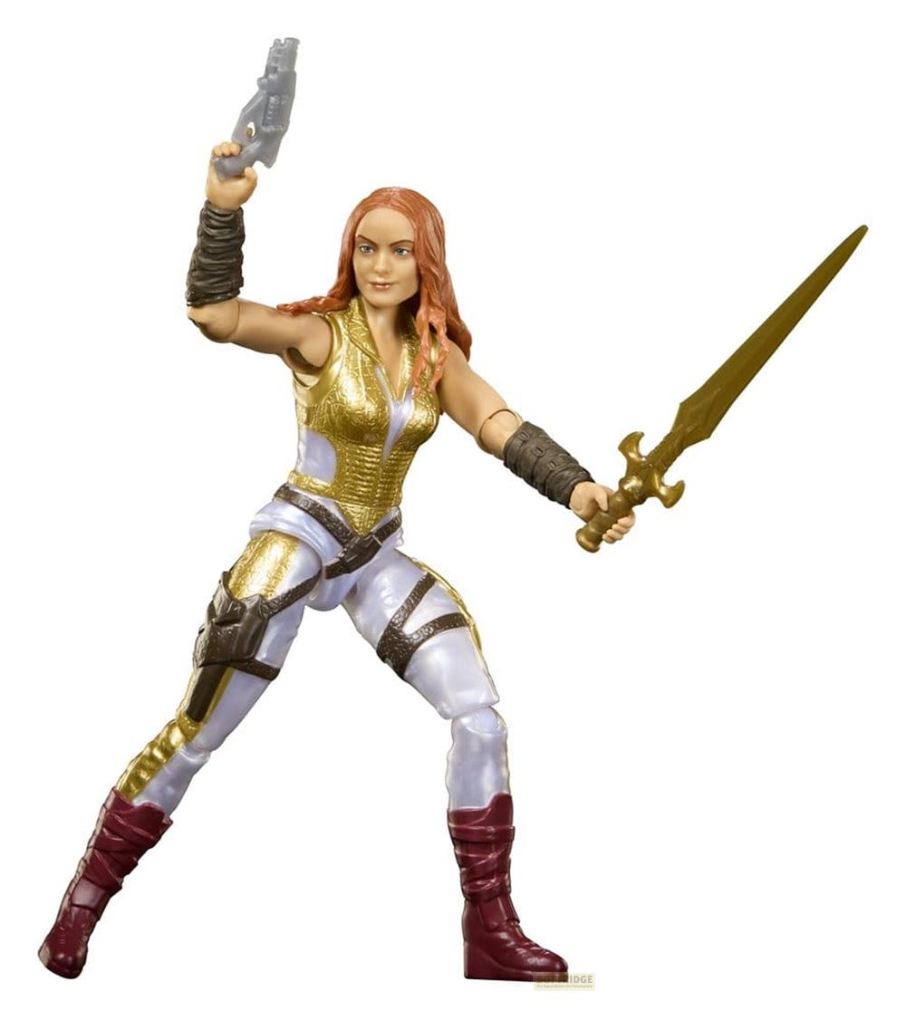 Una figura de acción femenina con cabello rojo, armadura dorada y blanca, sosteniendo una pistola gris y una espada dorada.