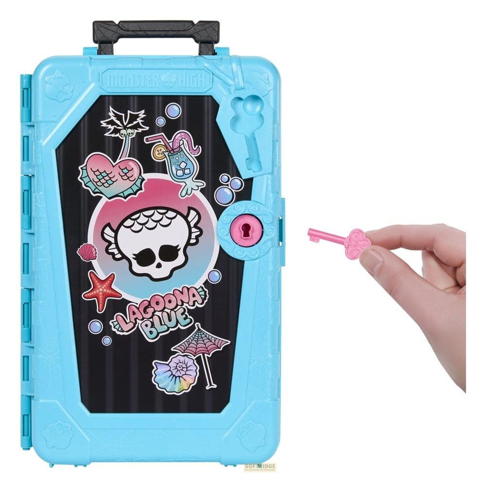 Una taquilla azul de Monster High con pegatinas y una mano sosteniendo una llave rosa.