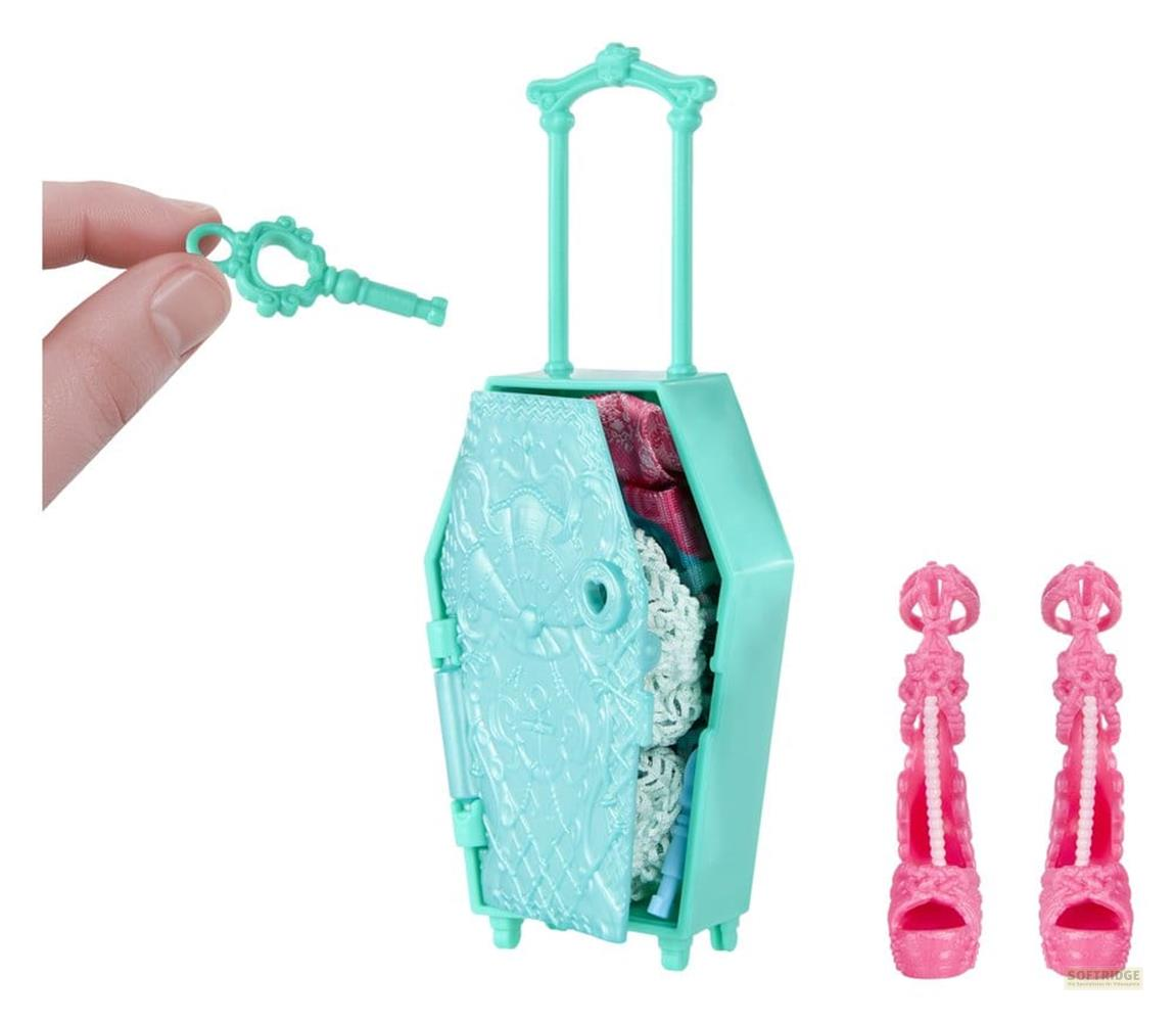 Una maleta turquesa en forma de ataud con ropa, una llave a juego en una mano y zapatos rosados al lado.