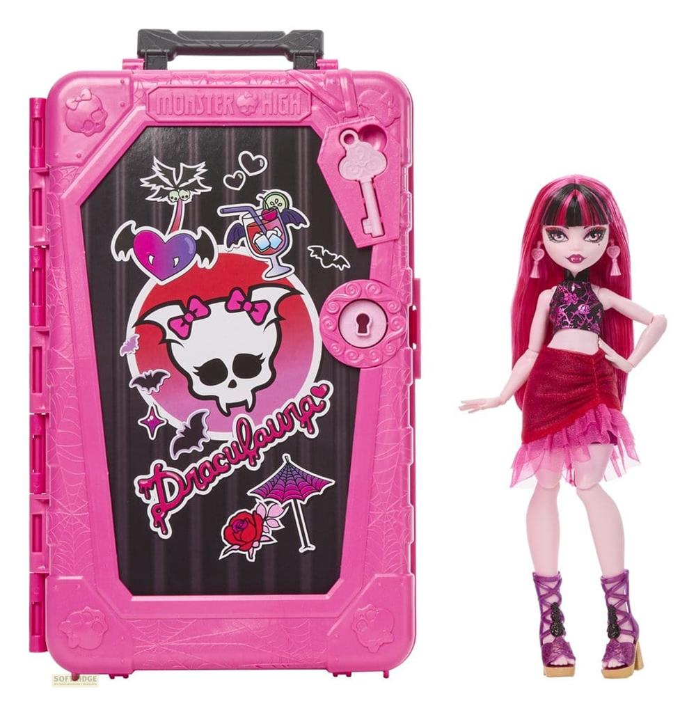 Muñeca Monster High Draculaura junto a un armario rosa con forma de ataúd y pegatinas.