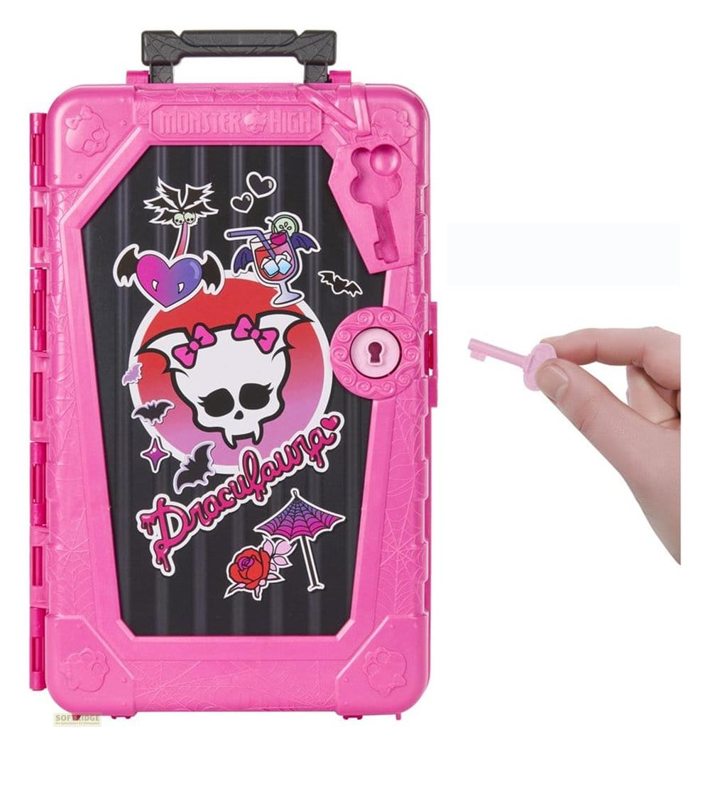 Taquilla rosa de Monster High Draculaura con pegatinas, desbloqueada por una mano con llave.