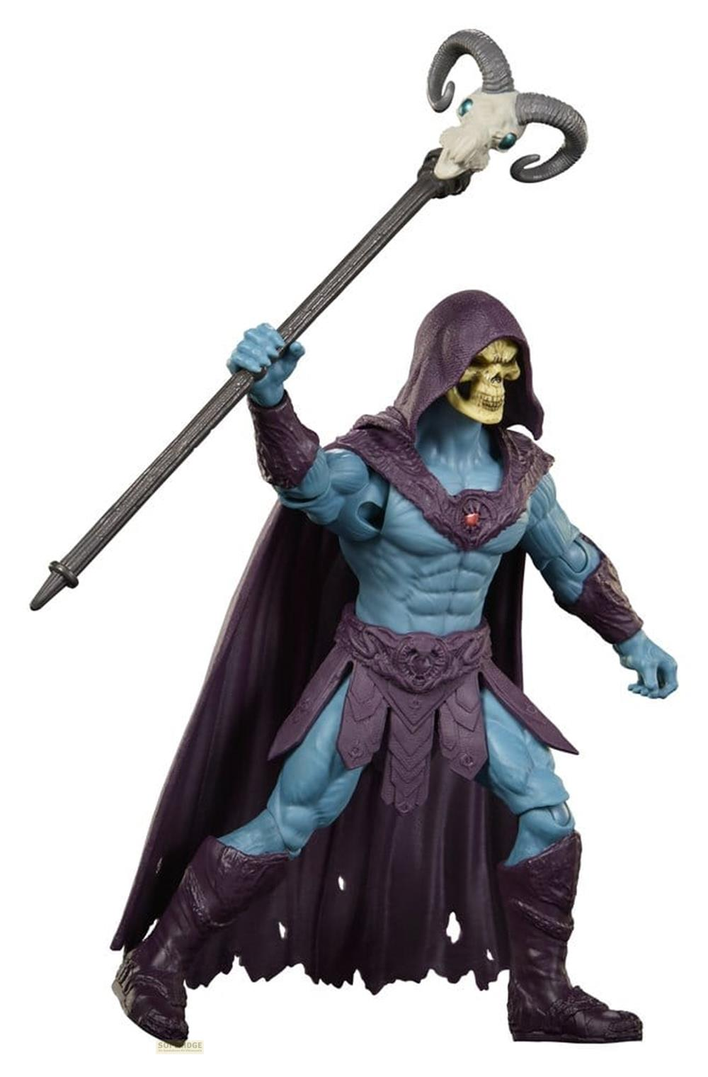 Figura de acción de Skeletor con capucha y capa morada, sosteniendo un bastón con cráneo de carnero.
