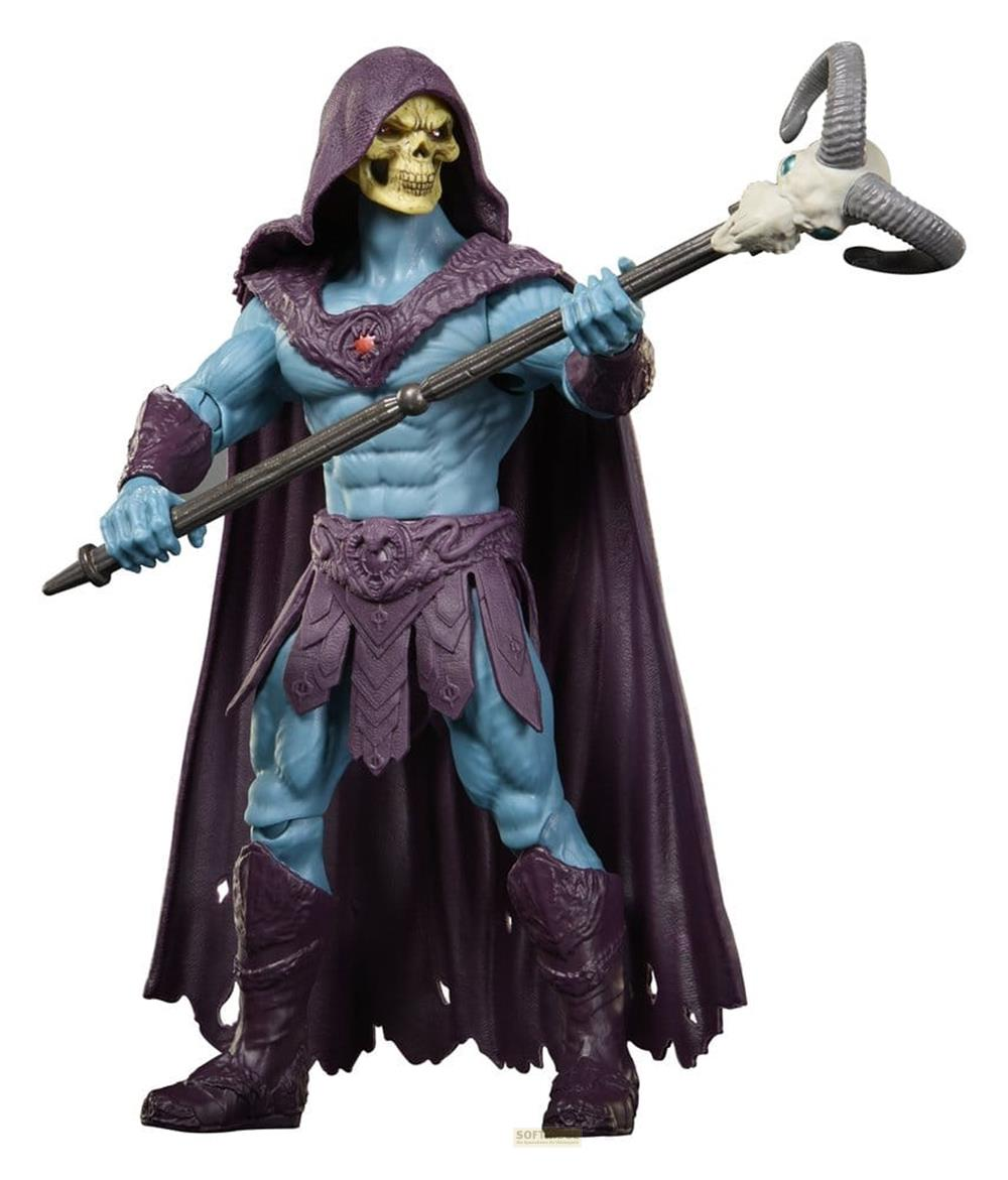 Figura de acción de Skeletor con cuerpo azul, capa y capucha moradas sosteniendo un bastón con cráneo de carnero.