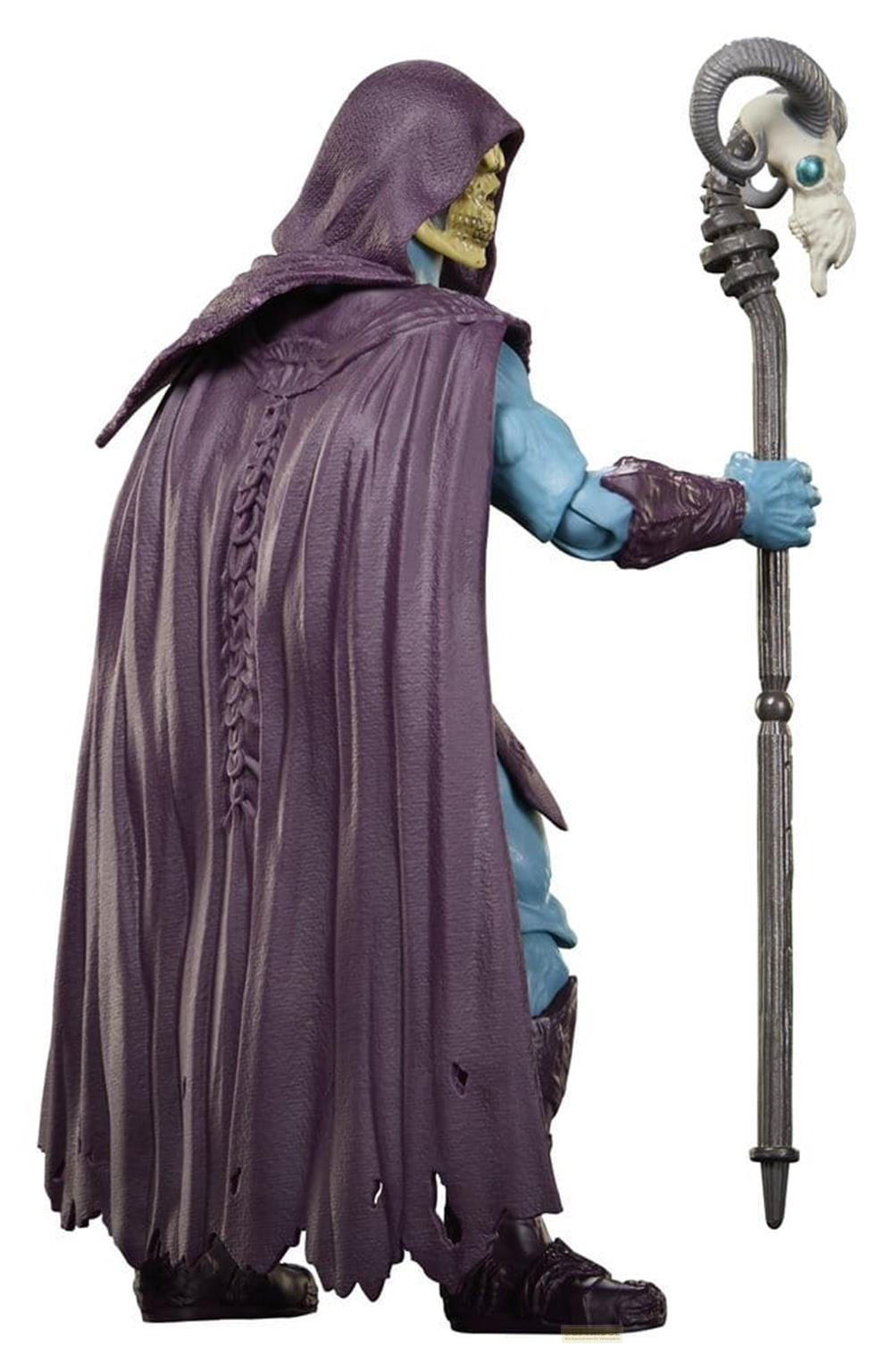 Una figura de acción de Skeletor con capucha y capa moradas sostiene un bastón con una calavera de carnero.