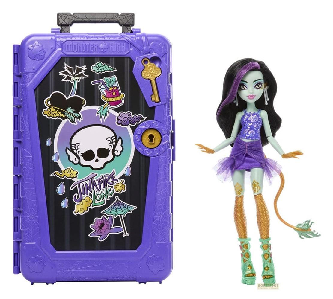 Una muñeca Monster High junto a una taquilla morada con forma de calavera decorada con pegatinas.