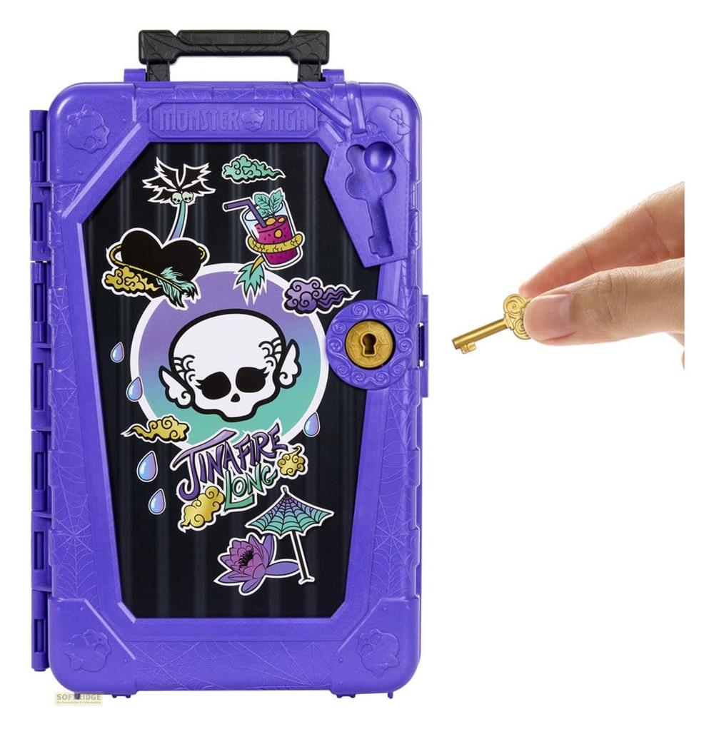 Maleta morada de Monster High con pegatinas y una mano introduciendo una llave dorada en la cerradura.