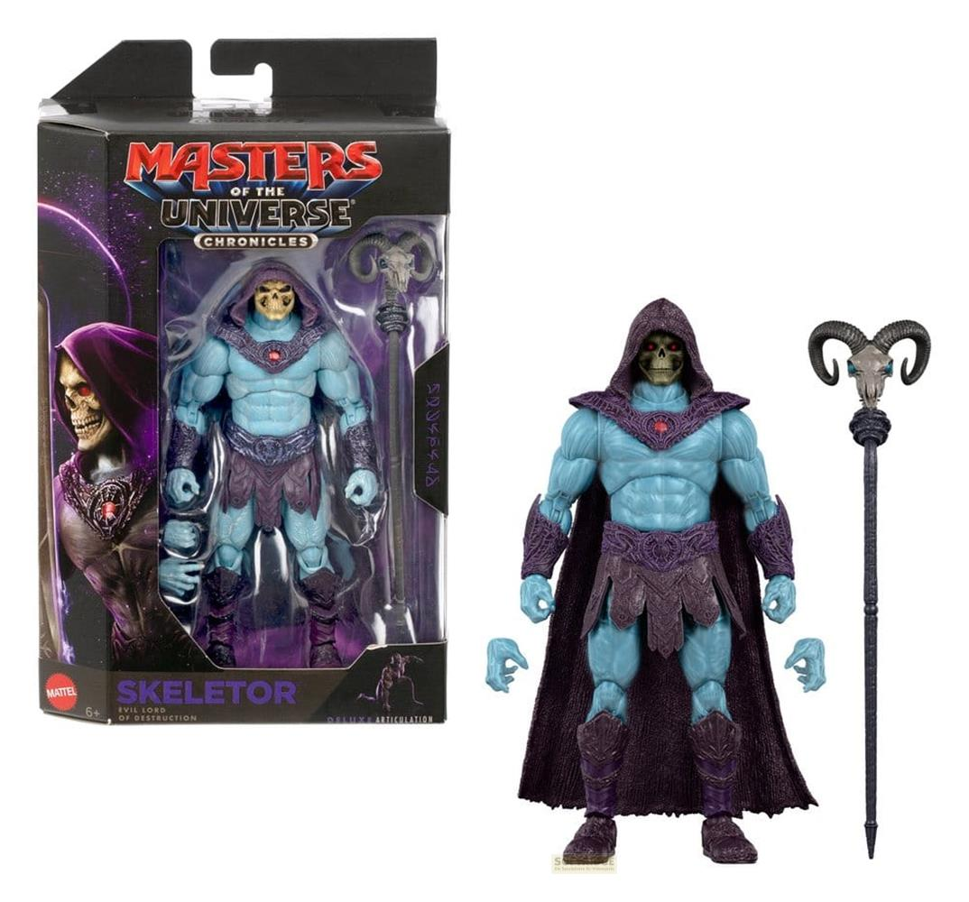 Figura de acción de Skeletor con capa morada y bastón junto a su empaque.