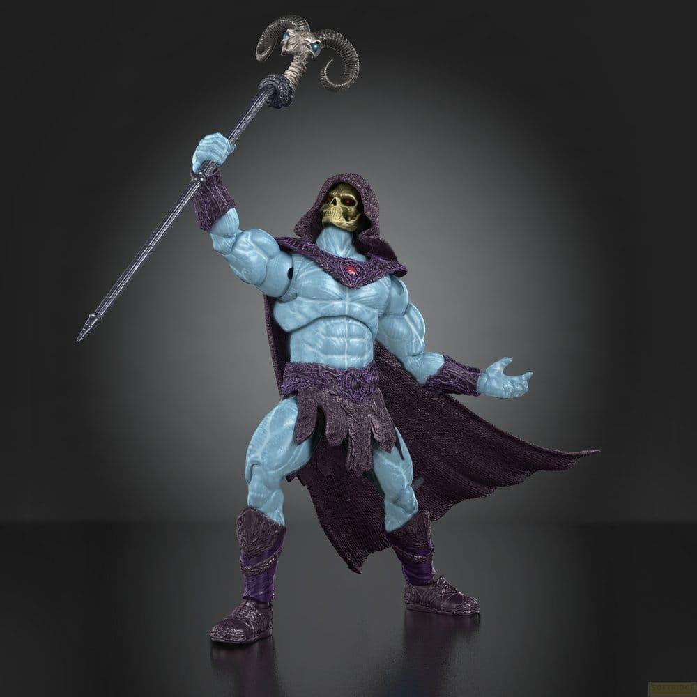 Figura de acción de Skeletor azul con capucha, capa y bastón con cabeza de carnero.
