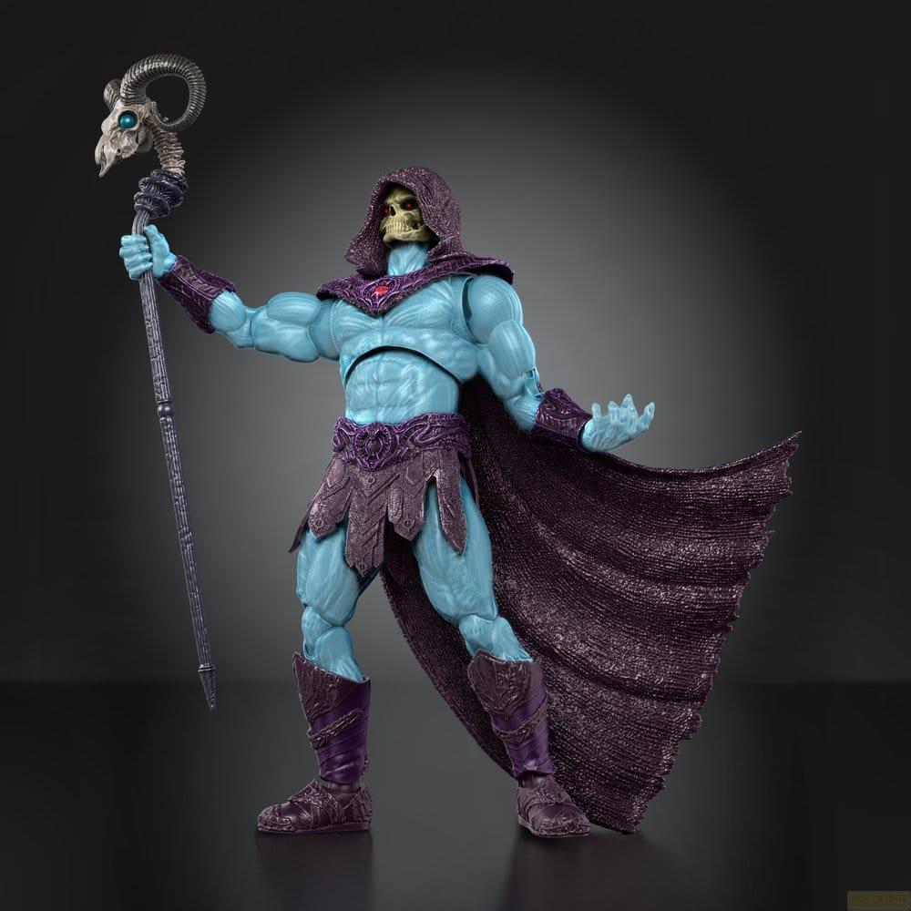 Una figura de acción de Skeletor de piel azul con armadura y capa morada sosteniendo un bastón.