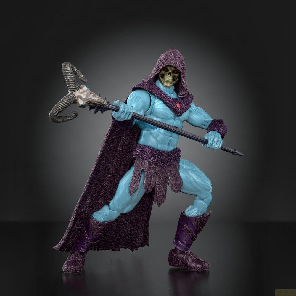 Figura de acción de Skeletor con piel azul, rostro de calavera y bastón con cuernos de carnero sobre fondo oscuro.