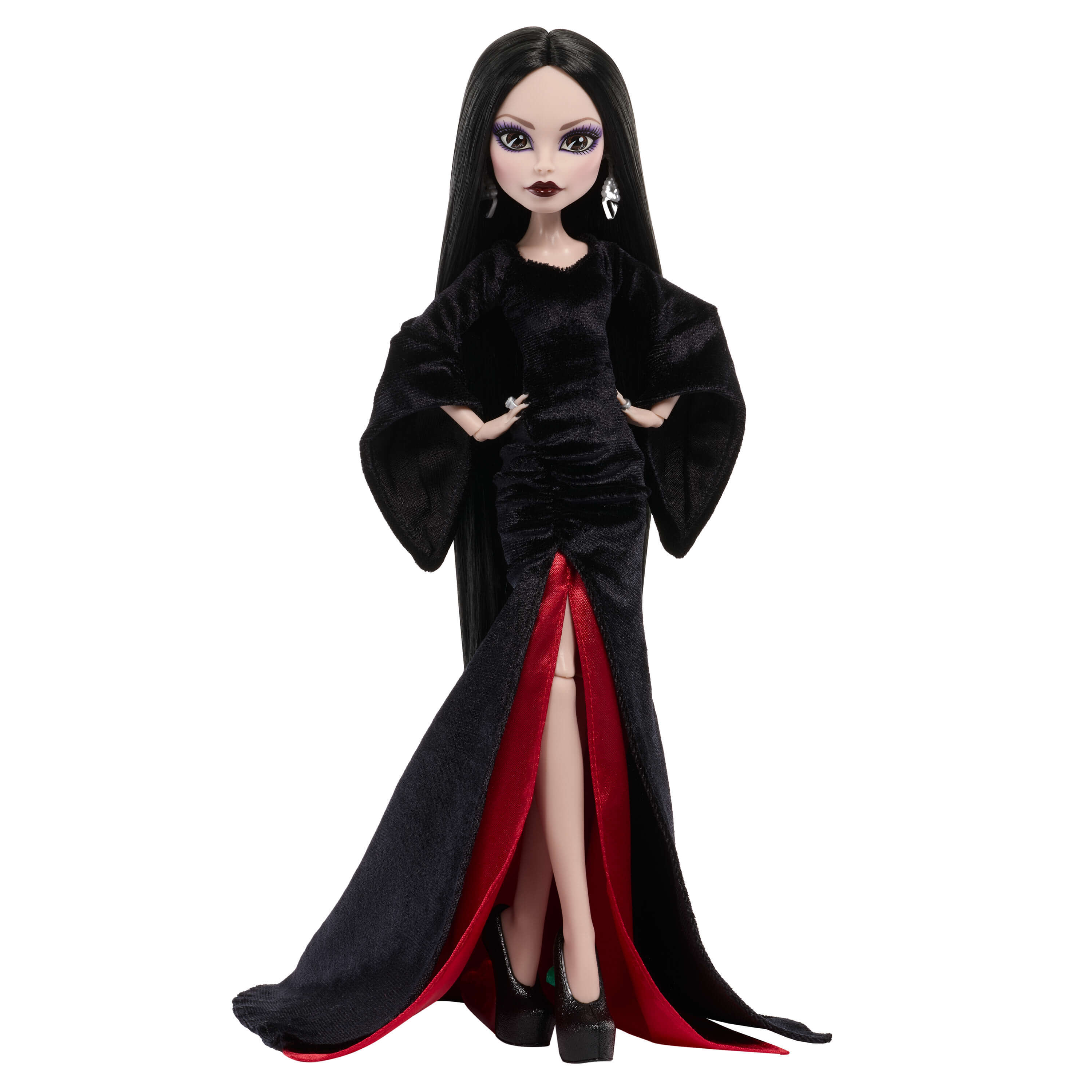 Muñeca con largo cabello negro vistiendo un vestido largo negro con forro rojo.