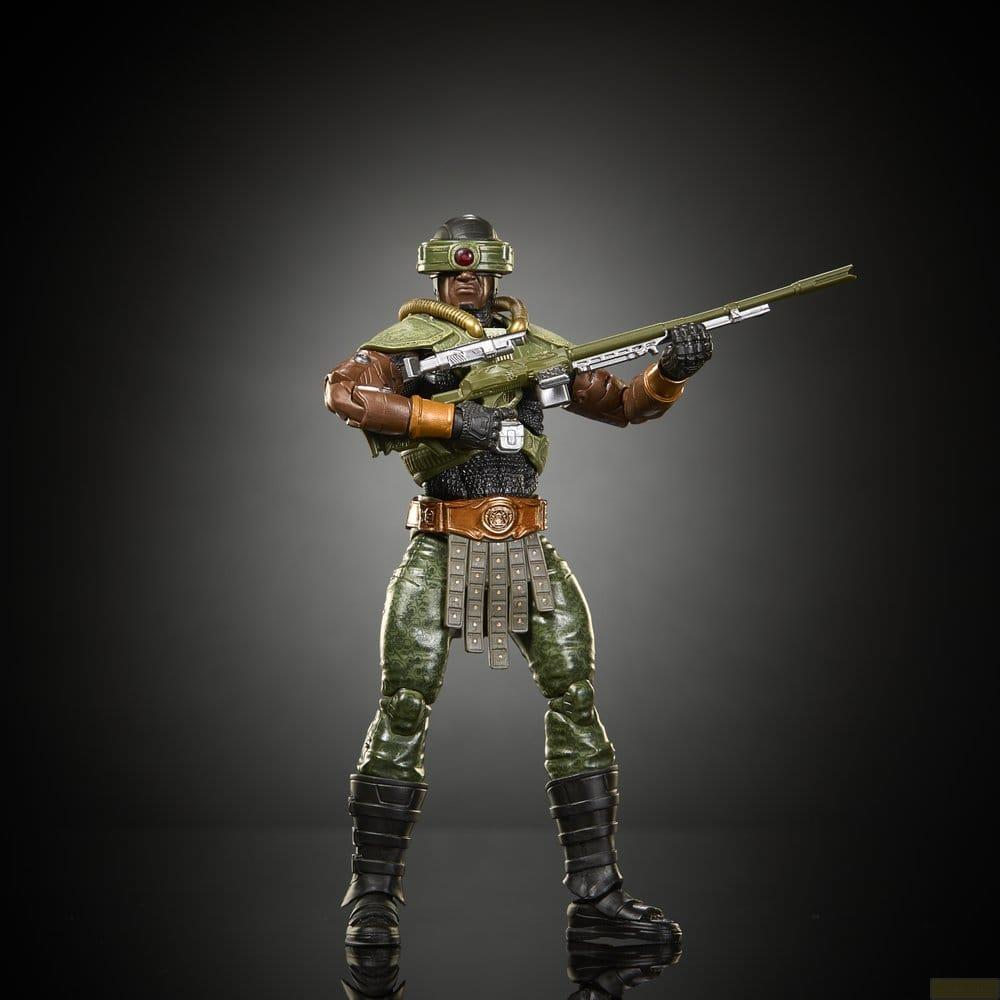 Figura de acción de un soldado en camuflaje verde con casco y rifle contra un fondo oscuro.