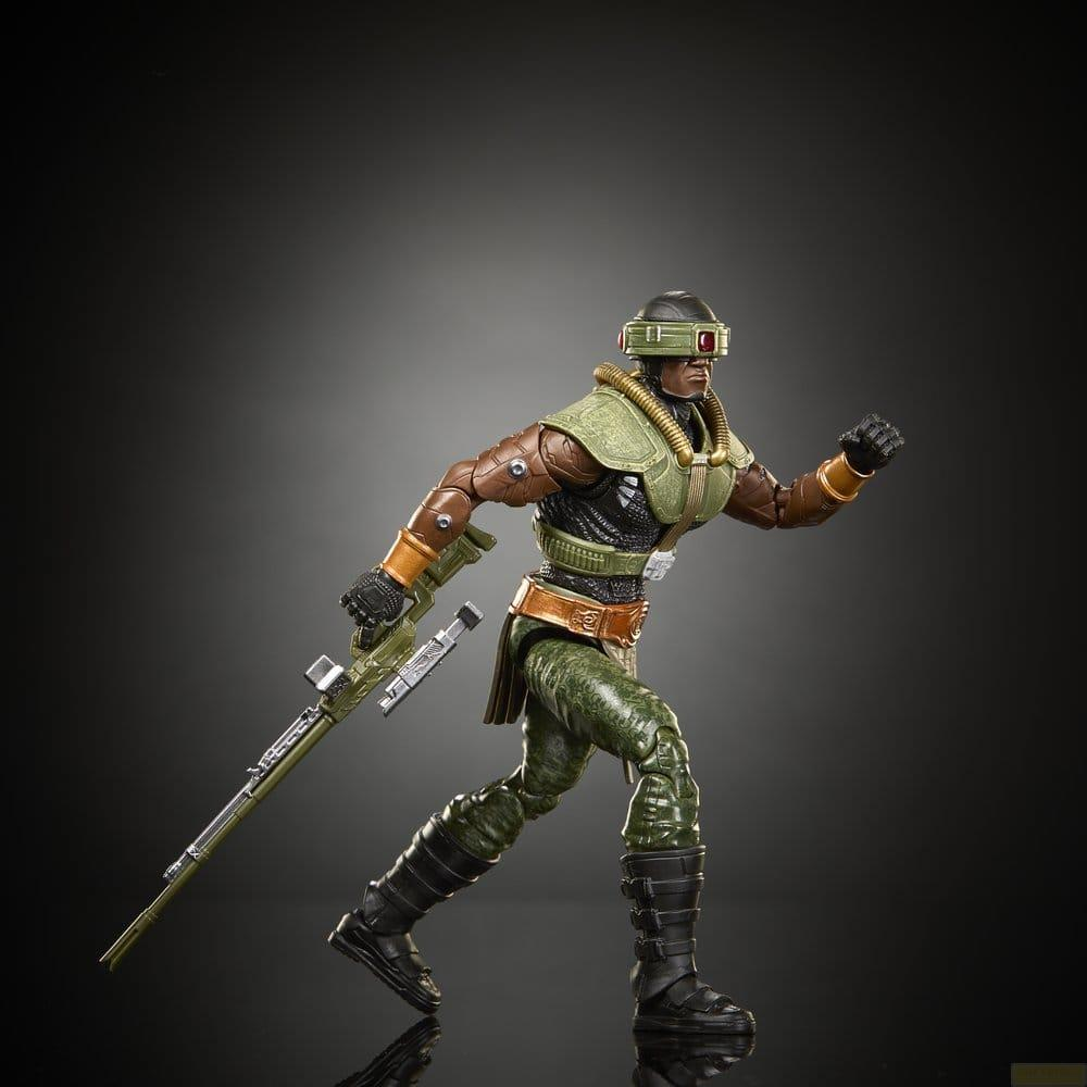 Figura de acción de un soldado con armadura verde, sosteniendo un rifle y corriendo sobre fondo oscuro.