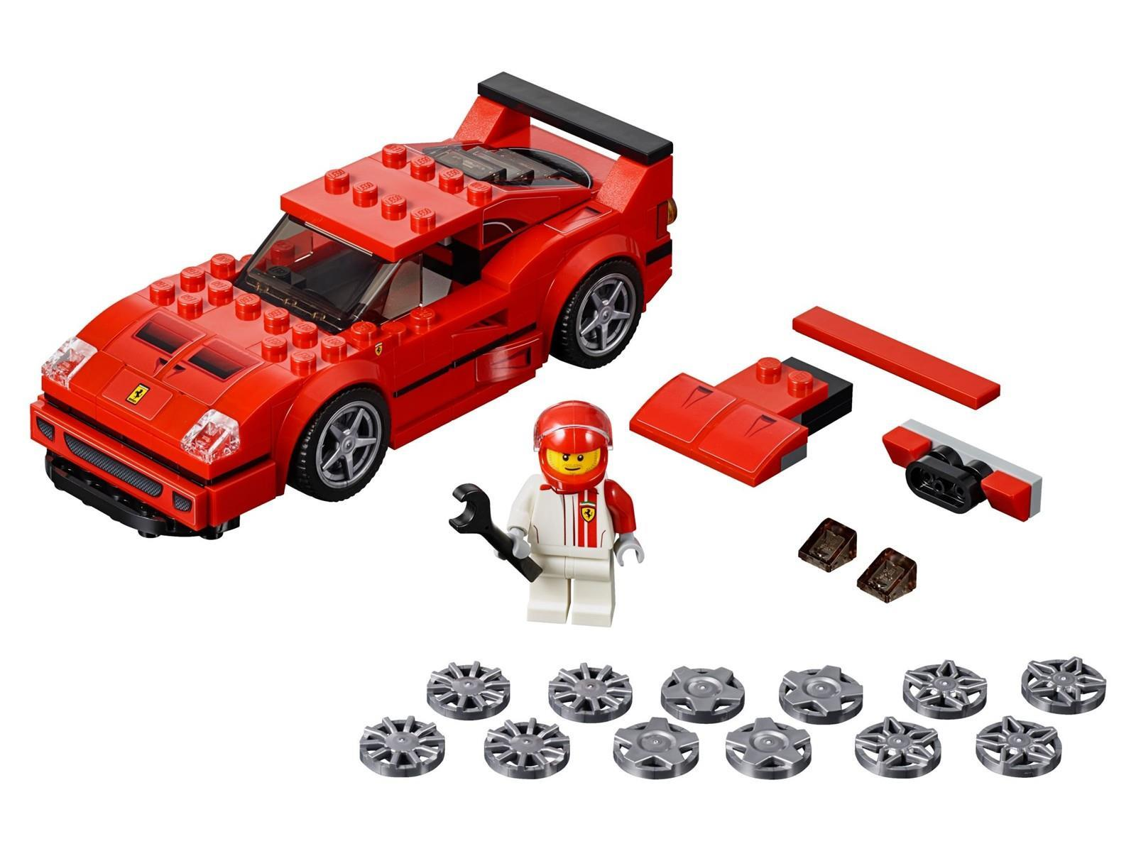 Ein rotes Lego Ferrari F40 Set mit Minifigur, Ersatzteilen und zwölf Zusatzrädern auf weißem Grund.
