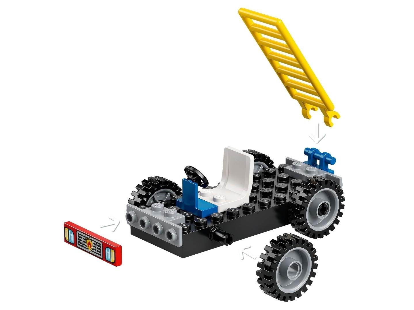 Ein Lego-Feuerwehrauto wird aus Teilen zusammengebaut, mit Rädern, Leiter und Aufkleber.