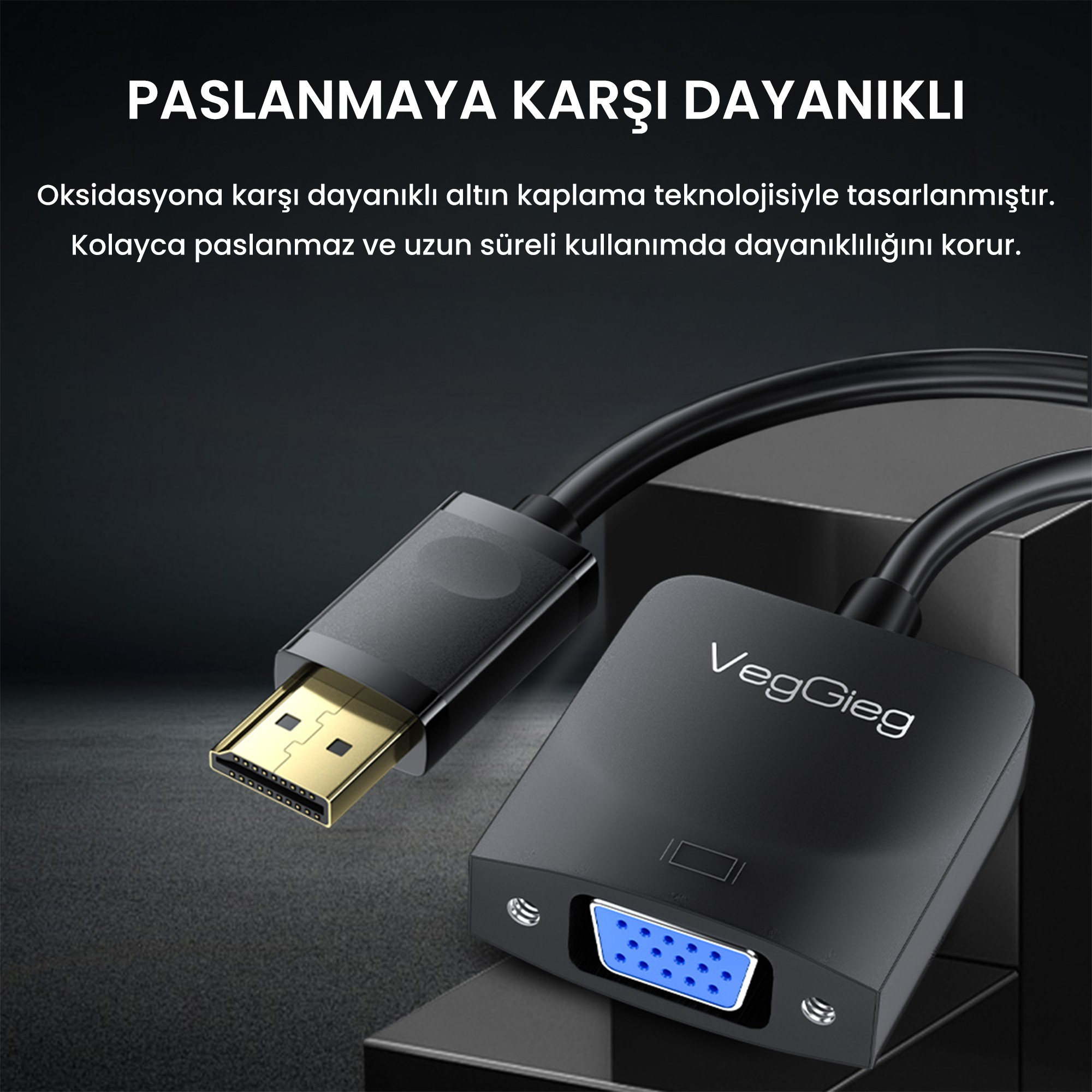 Koyu arka plan üzerinde altın kaplama konektörlü siyah VegGieg HDMI - VGA adaptörü.