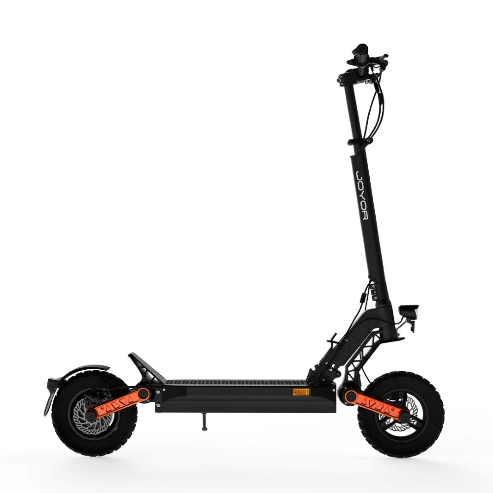 Monopattino elettrico nero con dettagli arancioni, pneumatici spessi e logo Joyor bianco sul manubrio, sfondo bianco.