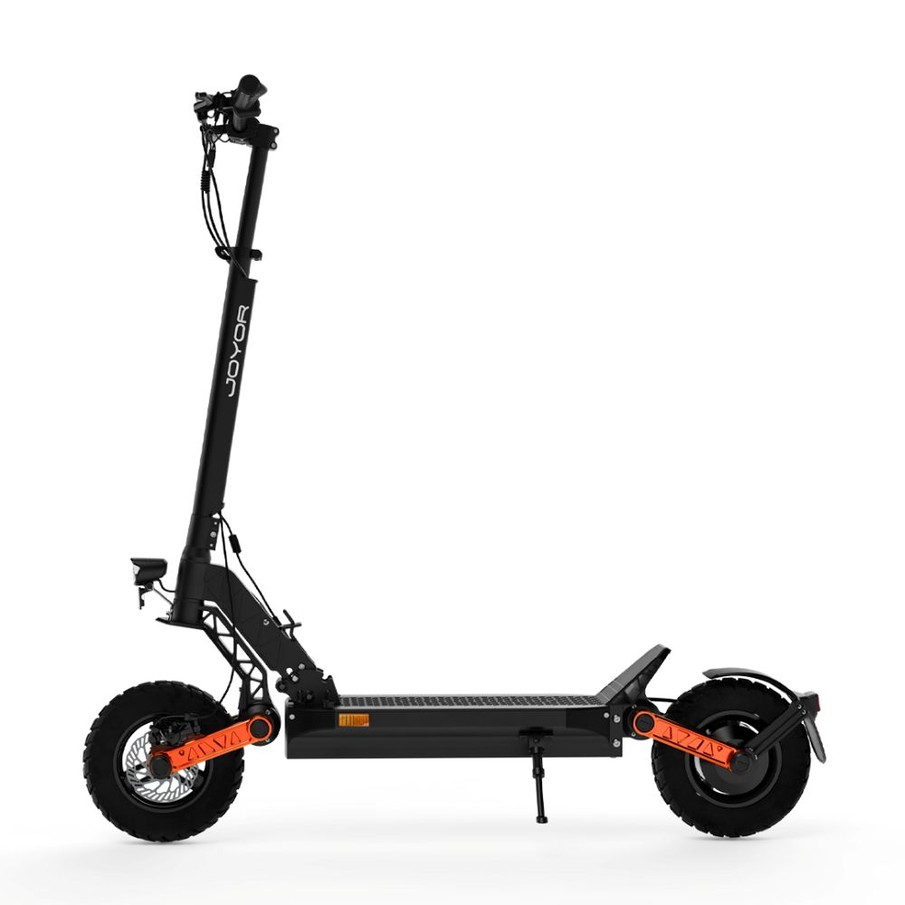 Monopattino elettrico Joyor nero con dettagli arancioni, cavalletto e grandi pneumatici su sfondo bianco.