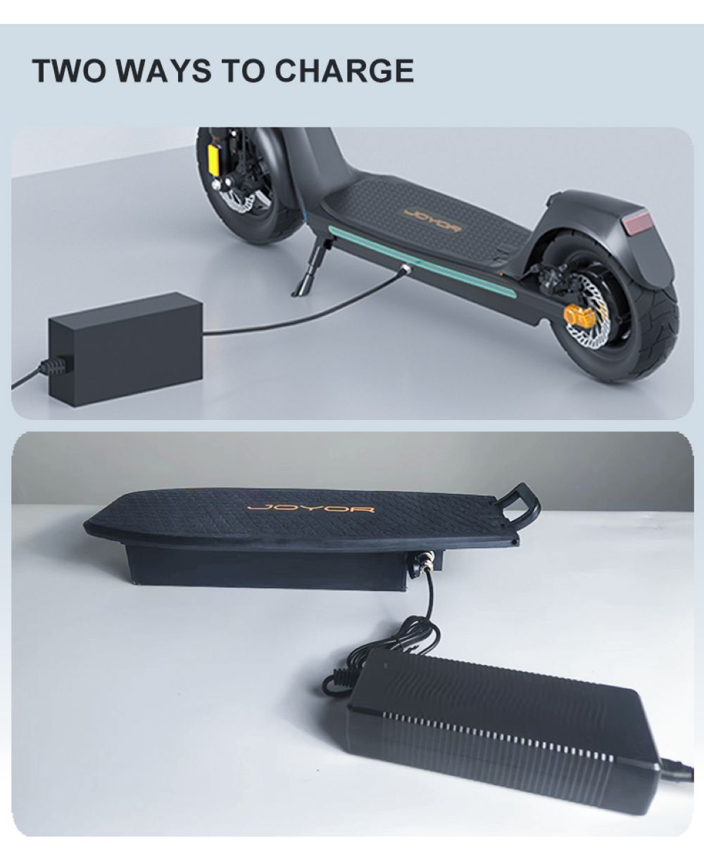 Due immagini che mostrano come ricaricare un monopattino elettrico nero: collegato direttamente e con batteria rimossa.