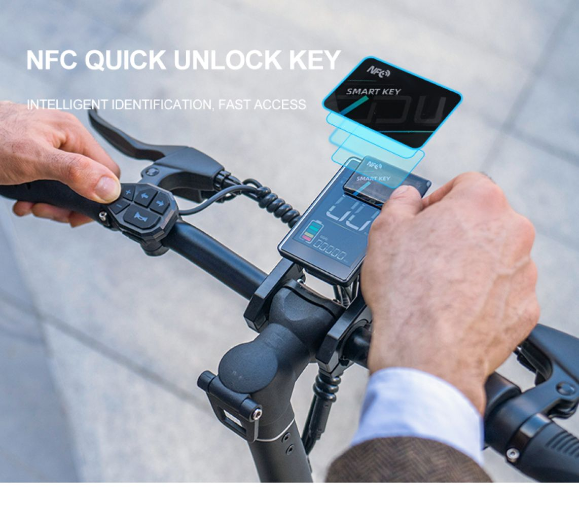 Un conducente sblocca un monopattino elettrico con una scheda chiave NFC blu sopra il display.