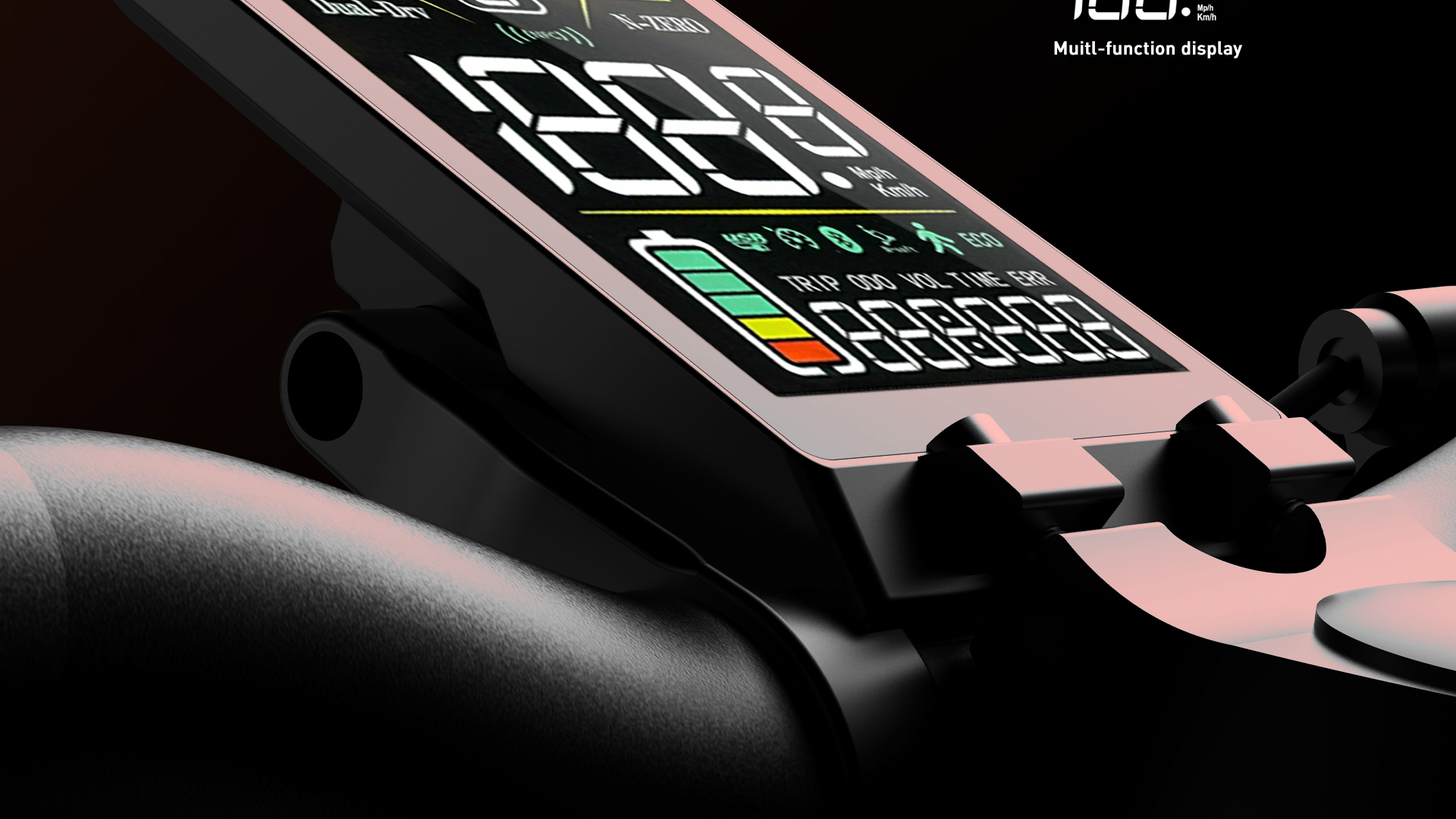 Un display multifunzione digitale sul manubrio di un monopattino mostra batteria e velocità.