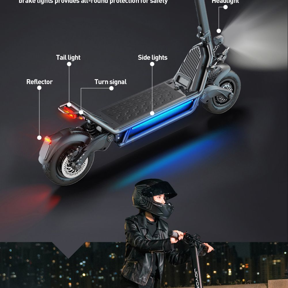 Un monopattino elettrico con luci e una persona con casco e giacca di pelle di notte.