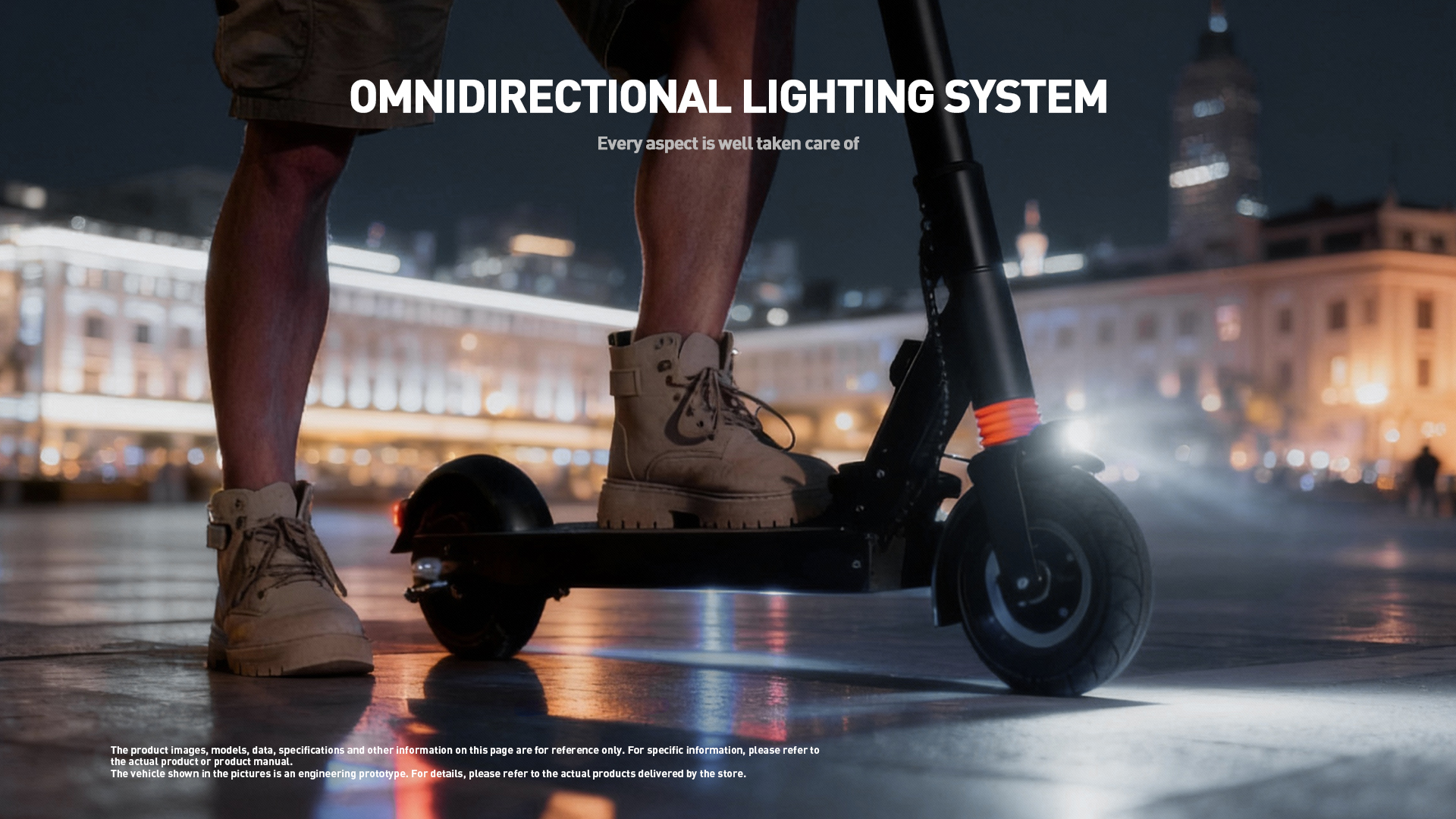 Un uomo con gli stivali guida un monopattino elettrico di notte con sfondo cittadino illuminato.