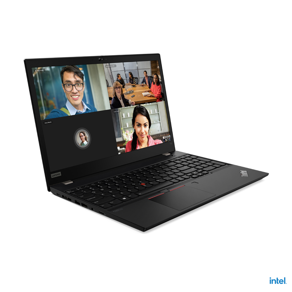 Un laptop Lenovo nero mostra una videochiamata sullo schermo su uno sfondo bianco.