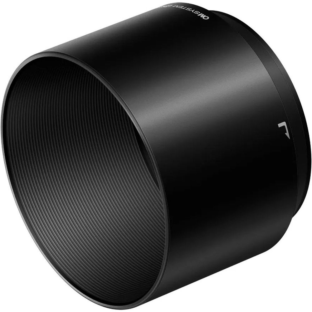 Un paraluce cilindrico nero con interno scanalato e logo bianco OM SYSTEM su sfondo bianco.