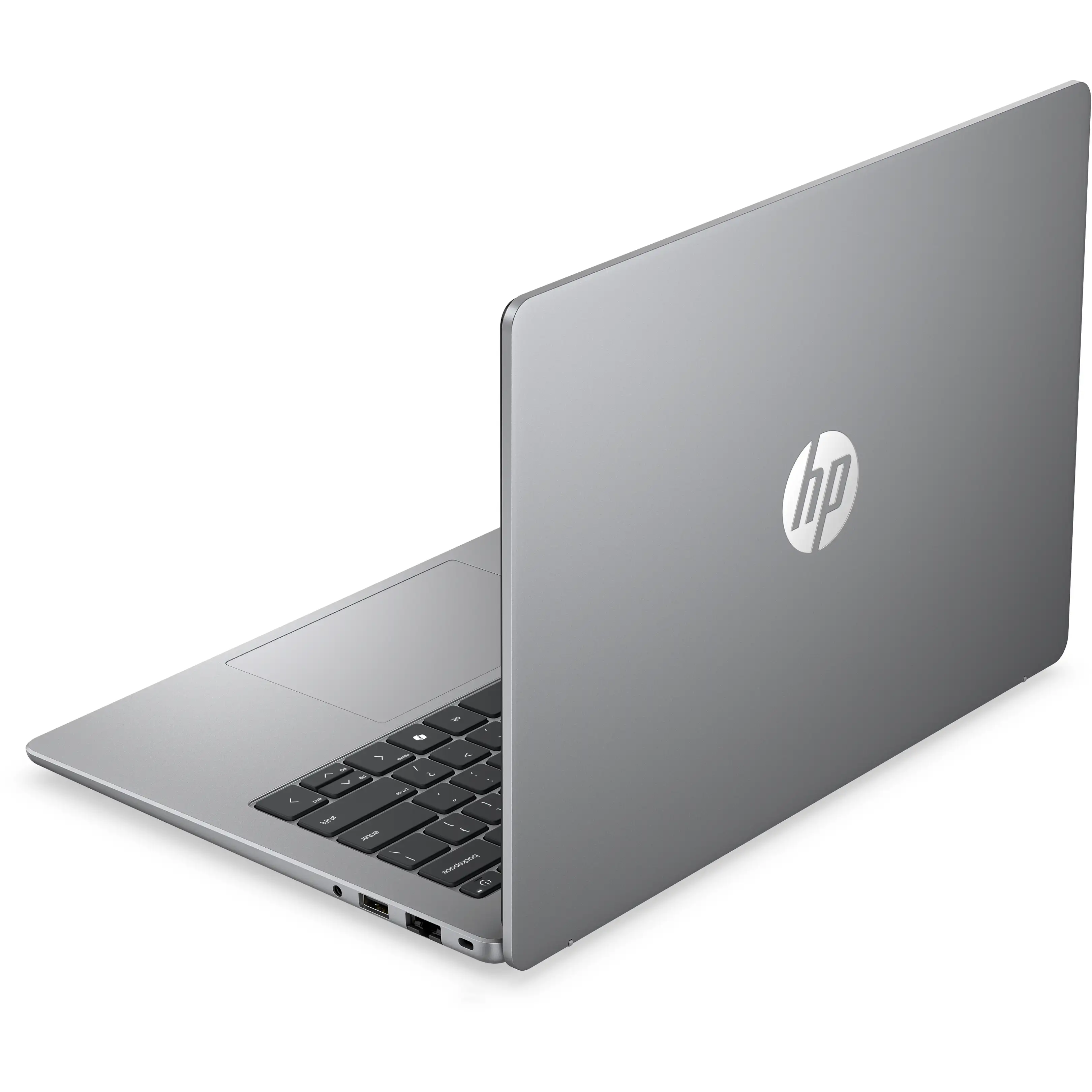 Un laptop HP argento su superficie bianca, visto da tre quarti posteriore con logo e tastiera.