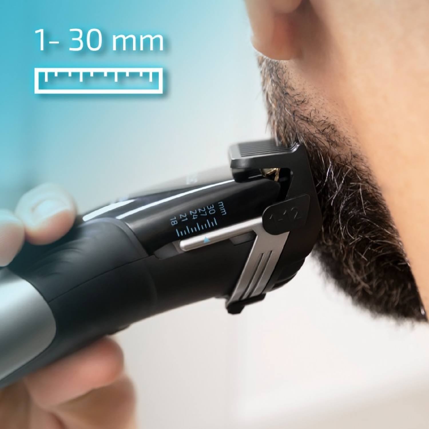 Un uomo che regola la barba con un regolabarba elettrico e un indicatore da 1-30 mm.