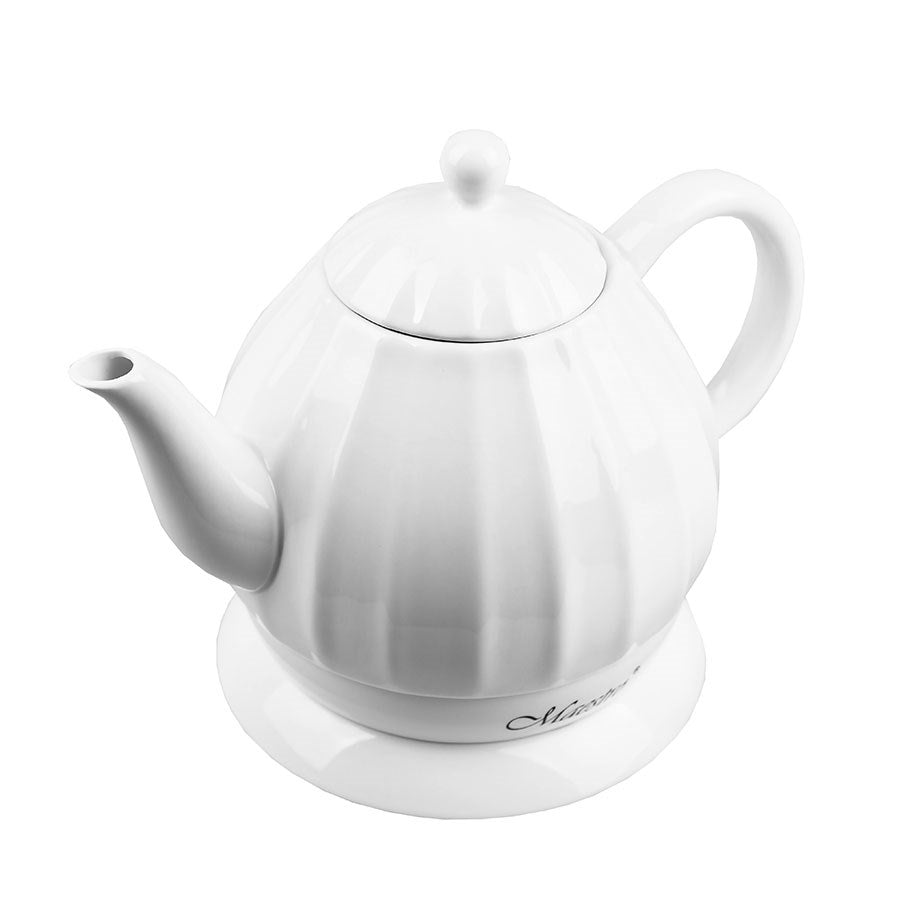 Biały porcelanowy dzbanek do herbaty o prążkowanym wzorze i pasującej pokrywce stoi na okrągłej podstawie na białym tle.