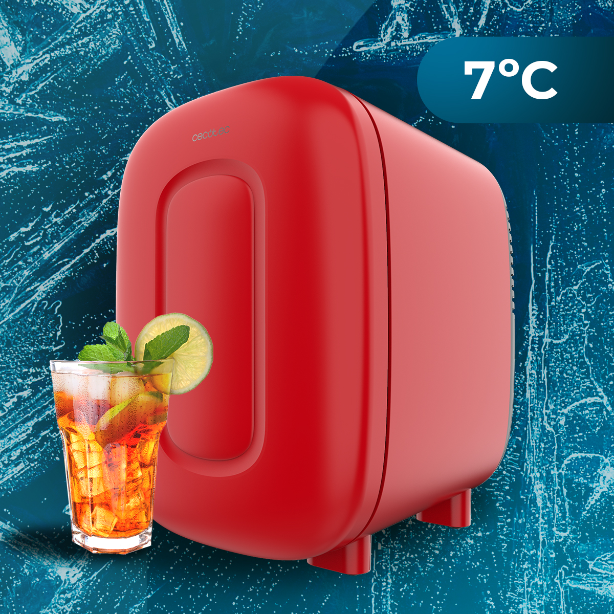 Un mini frigo rosso su sfondo blu ghiacciato, con un bicchiere di bibita e lime.