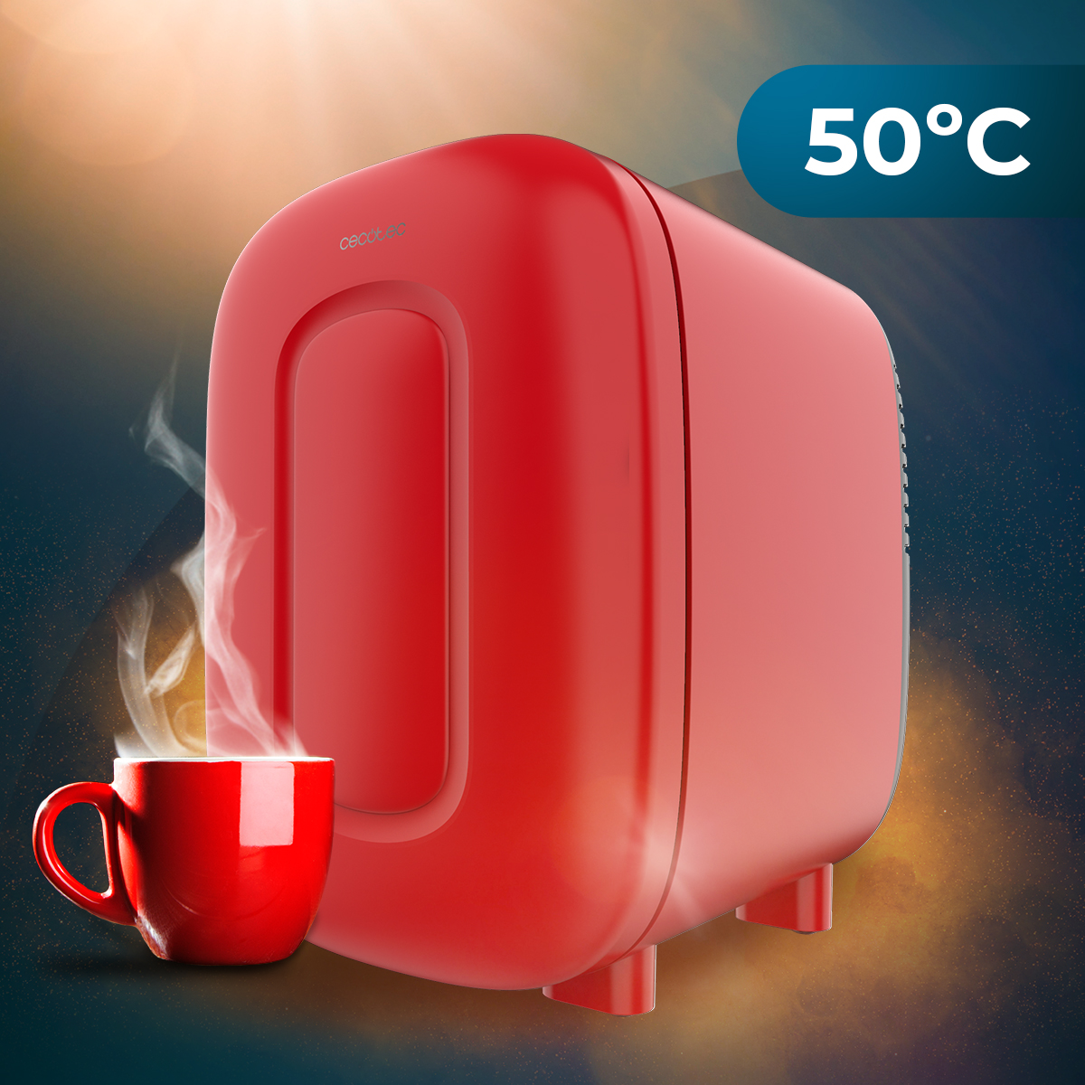 Mini frigo rosso e tazza rossa con bevanda fumante su uno sfondo caldo blu scuro.