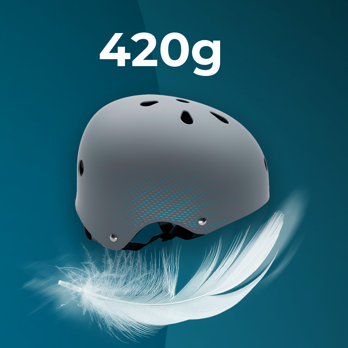 Un casco gris etiquetado como 420g se sitúa sobre una pluma blanca en un fondo azul.