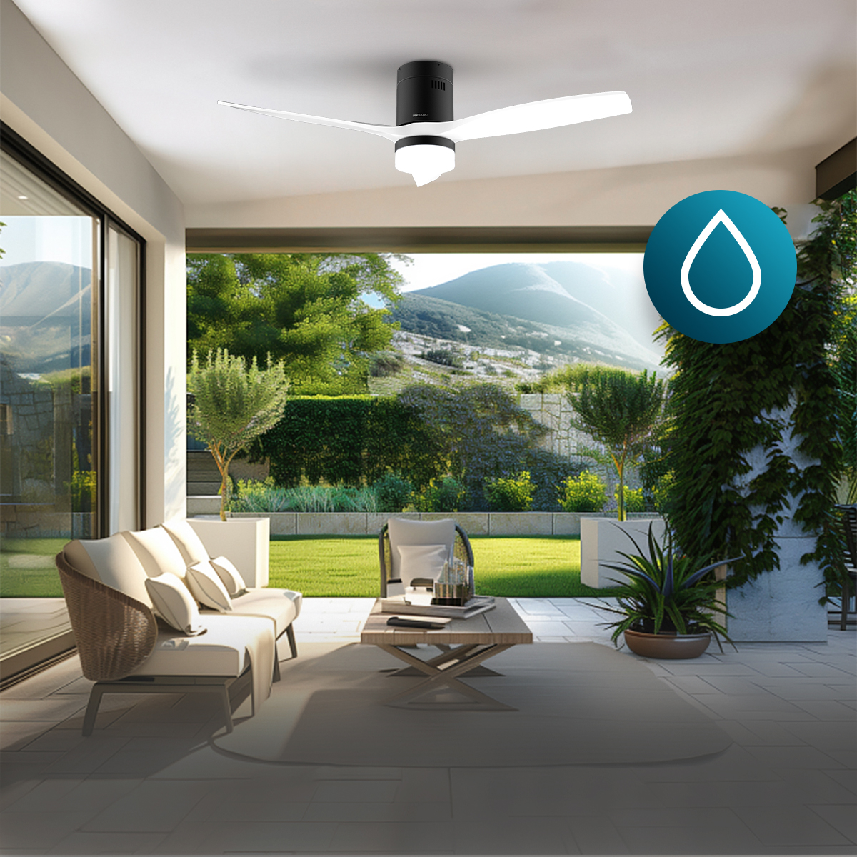 Moderne Deckenventilator mit Licht auf einer überdachten Terrasse mit Bergblick.