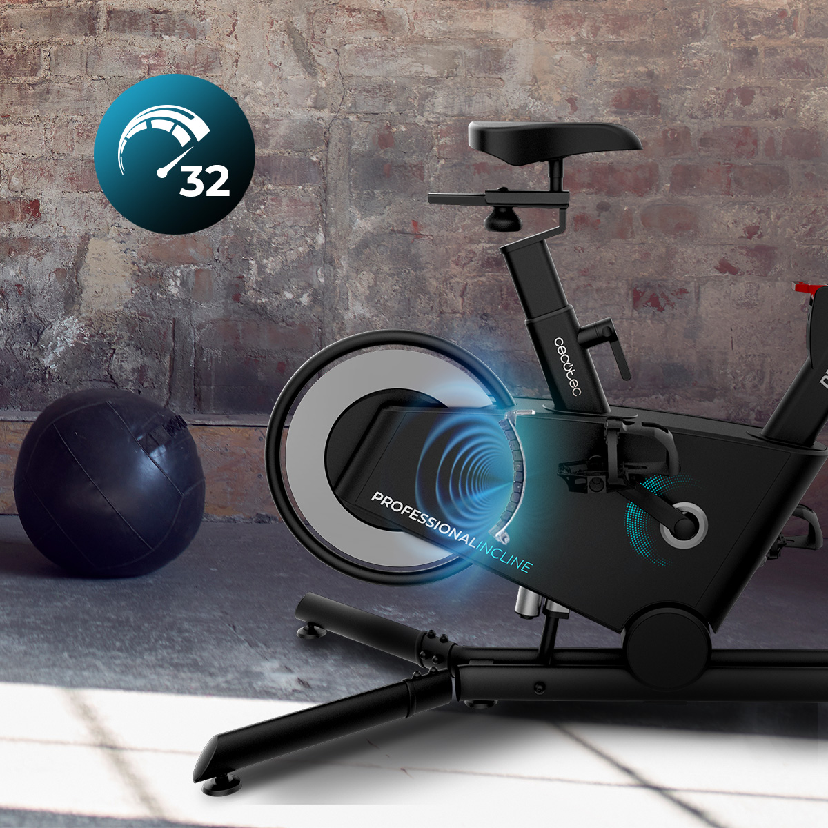 Una cyclette nera con tecnologia di inclinazione professionale e una palla medica sul pavimento.
