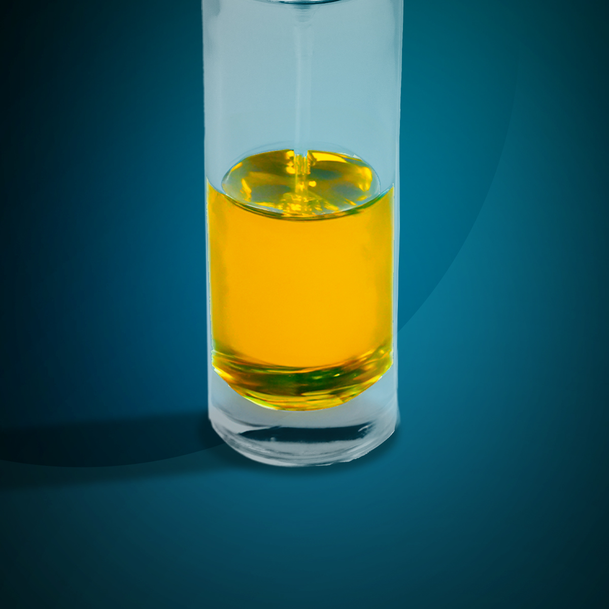 Un frasco de vidrio transparente con líquido amarillo sobre fondo azul.