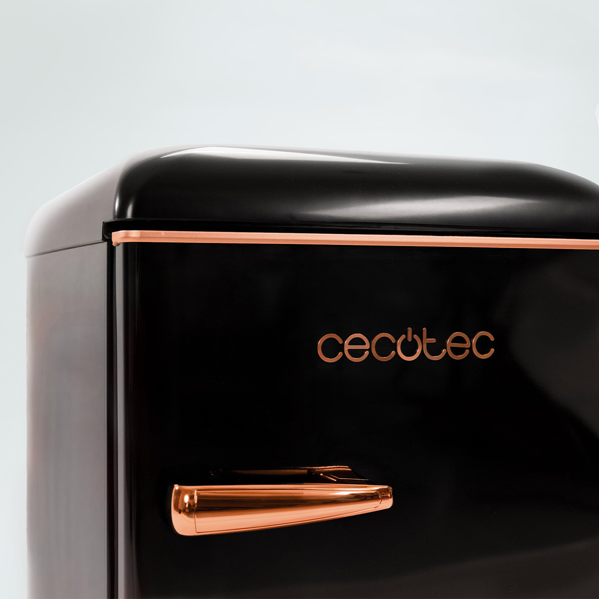 Glänzender schwarzer Mini-Kühlschrank mit roségoldenen Akzenten, Logo und Griff auf hellem Hintergrund.