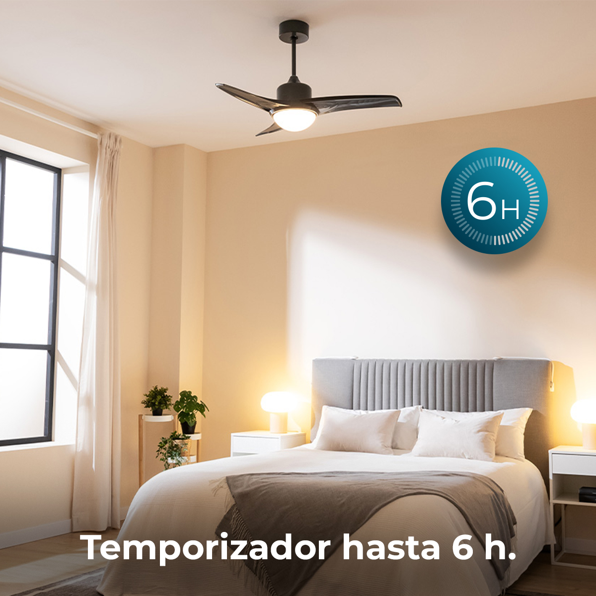 Gemütliches Schlafzimmer mit Deckenventilator und Timer-Symbol.