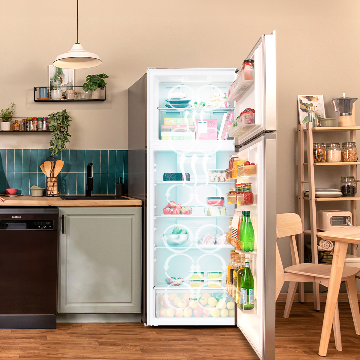 Frigorífico abierto lleno de comida en una cocina luminosa con suelo de madera y azulejos verdes.