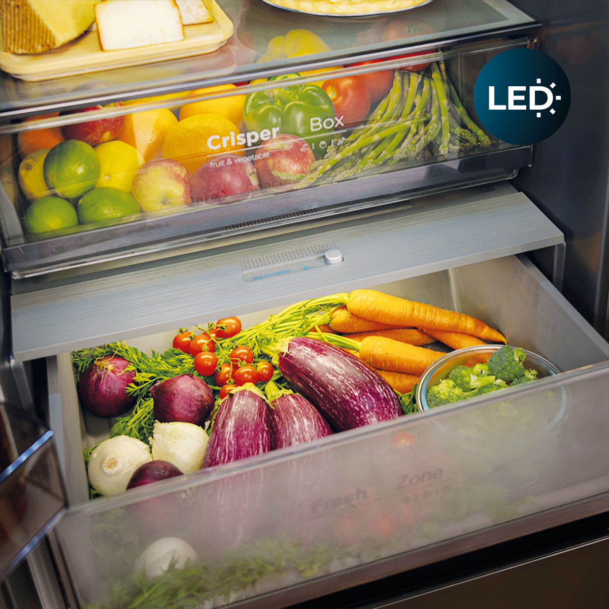 Cajones de refrigerador llenos de frutas, verduras coloridas y un símbolo LED azul.