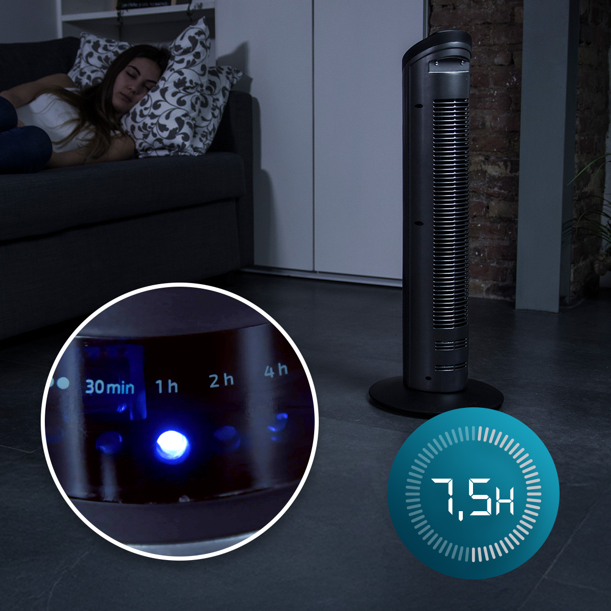 Schwarzer Turmventilator auf dem Boden, eine Frau schläft im Hintergrund auf der Couch.