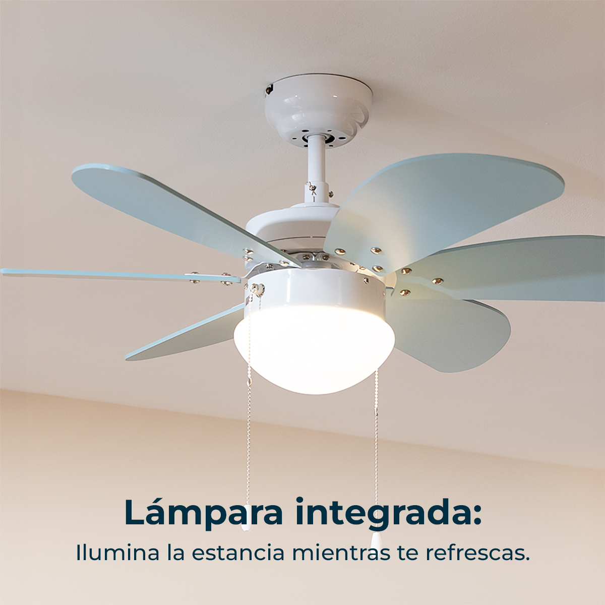 Ein weißer Deckenventilator mit hellblauen Flügeln und einer runden, leuchtenden Lampe darunter an einer weißen Decke.
